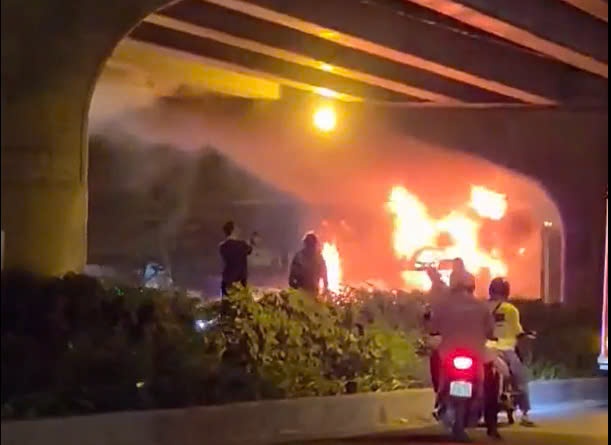 Clip xe container chay ngun ngut tren duong o Ha Noi hinh anh