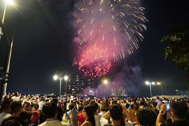 Ha Noi ban phao hoa mung 50 nam Ngay Giai phong mien Nam hinh anh