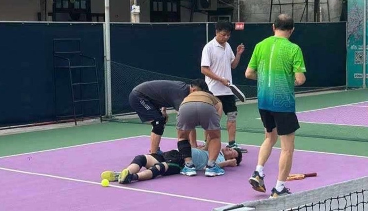 Nguoi dan ong tu vong khi dang choi pickleball hinh anh