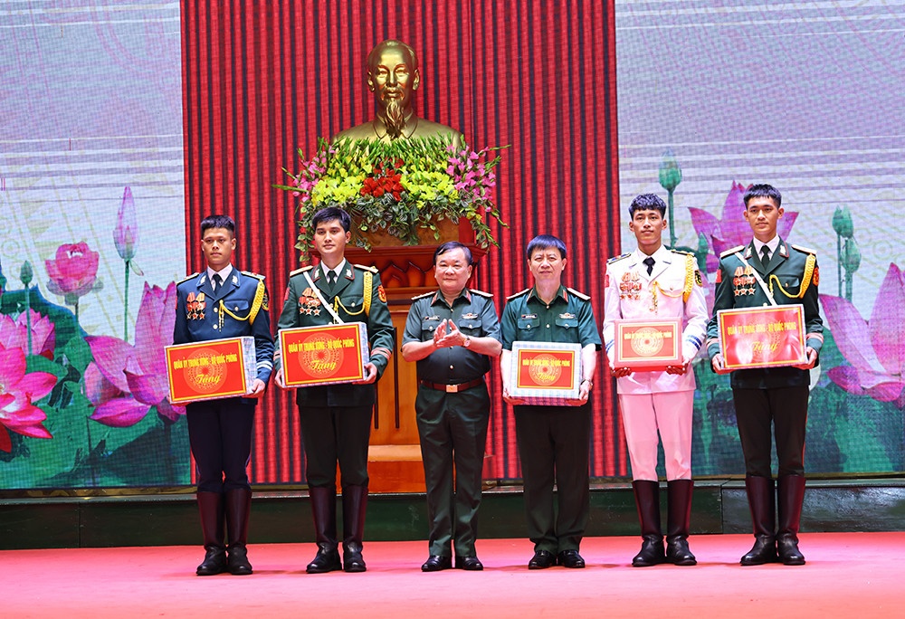duyet binh quang truong do anh 1
