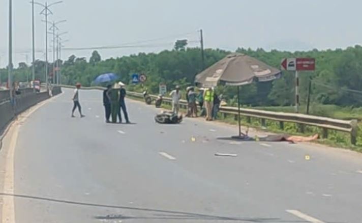 Xe may va cham xe tai, thieu nien tu vong tai cho hinh anh