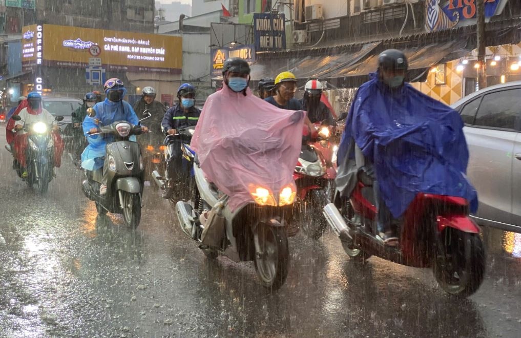 Sau mua lon chieu qua, thoi tiet TP.HCM nhung ngay toi ra sao? hinh anh