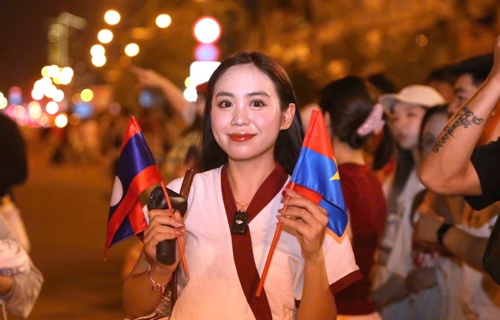 Hot TikToker Lao danh tien den TP.HCM xem dieu binh hinh anh