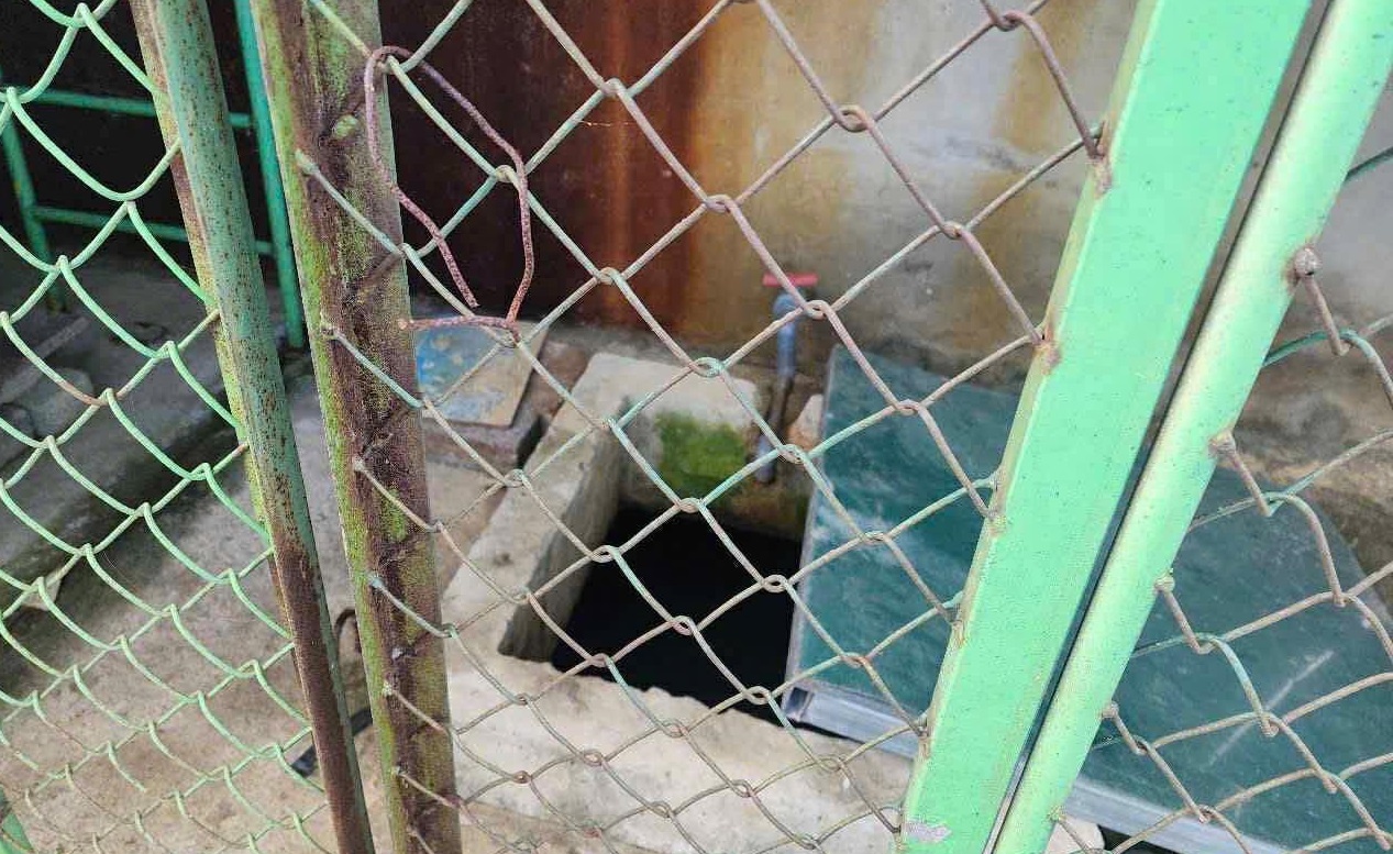 Be trai 5 tuoi tu vong duoi be nuoc truong mam non hinh anh