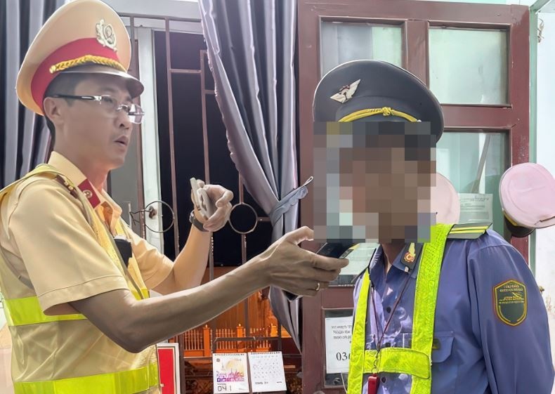 Canh sat bat ngo kiem tra nong do con nhan vien gac chan tau hinh anh