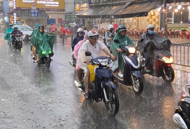 Chieu toi nay, TP.HCM co mua dong o nhieu diem hinh anh