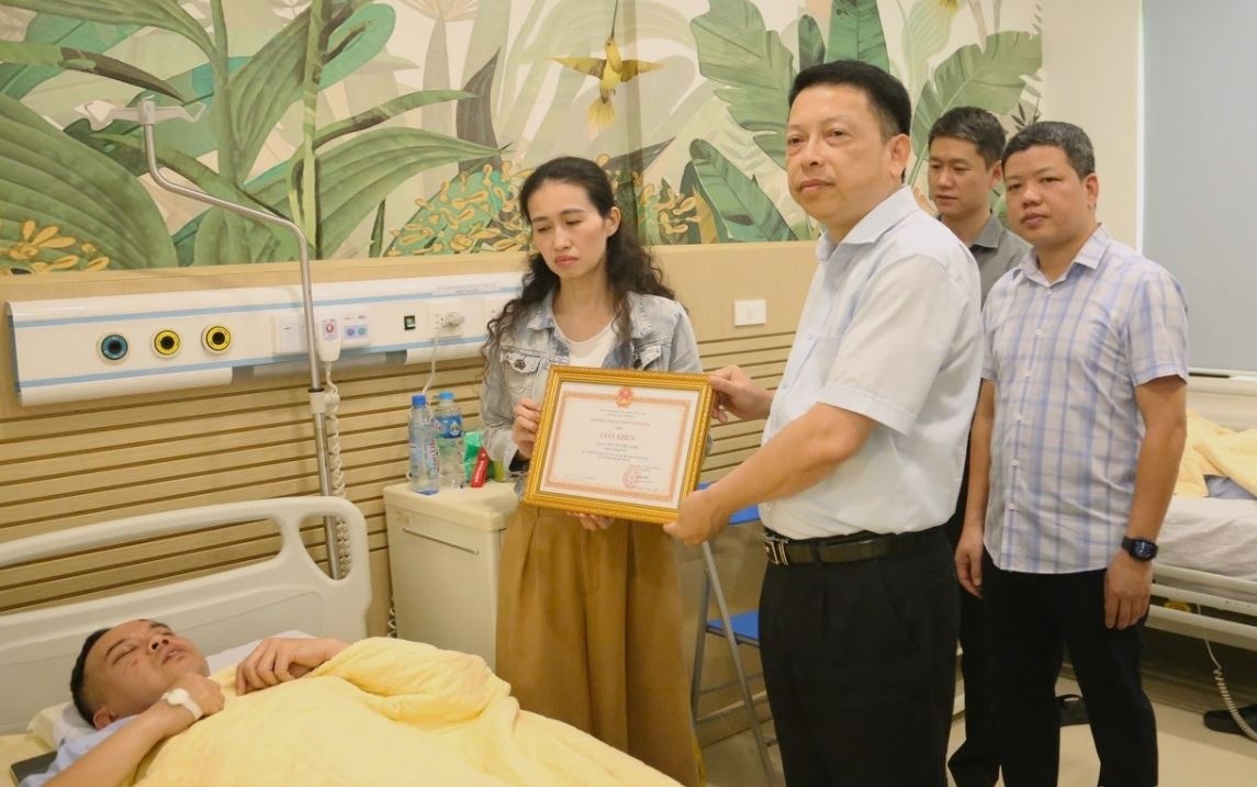 Trung ta cong an o Ha Noi bi xe may cho 3 tong nhap vien hinh anh