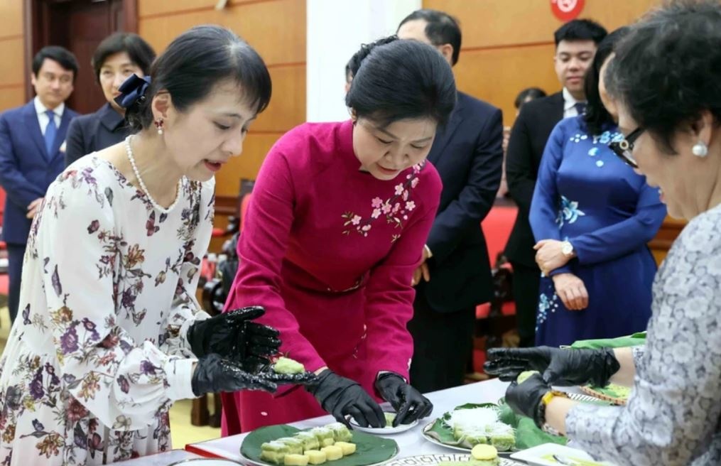 Phu nhan Tong Bi thu va Phu nhan Thu tuong Nhat Ban lam banh com hinh anh