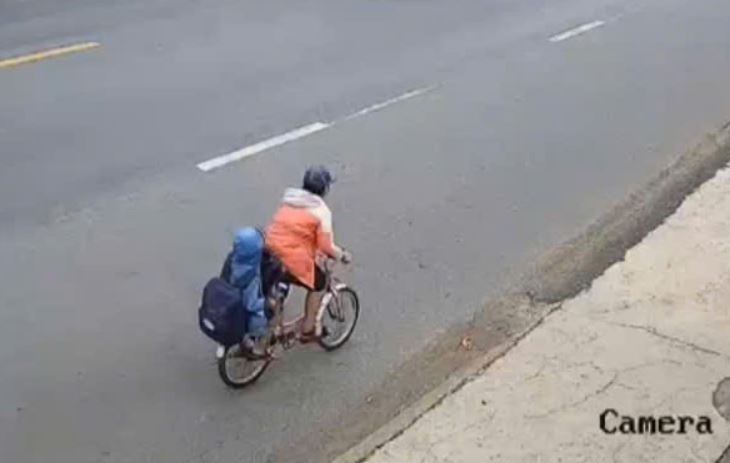 Tim hai em nho o Dong Nai nghi dap xe di TP.HCM xem dieu binh hinh anh