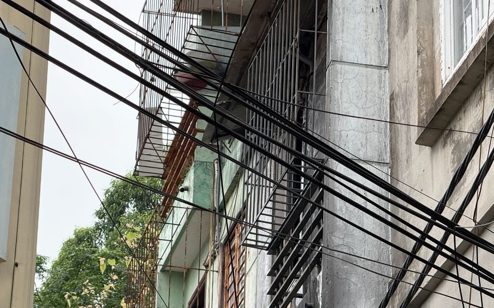 Nhan chung vu chay o Ha Noi: 3 nguoi tu vong bi khoa boi 'chuong cop' hinh anh