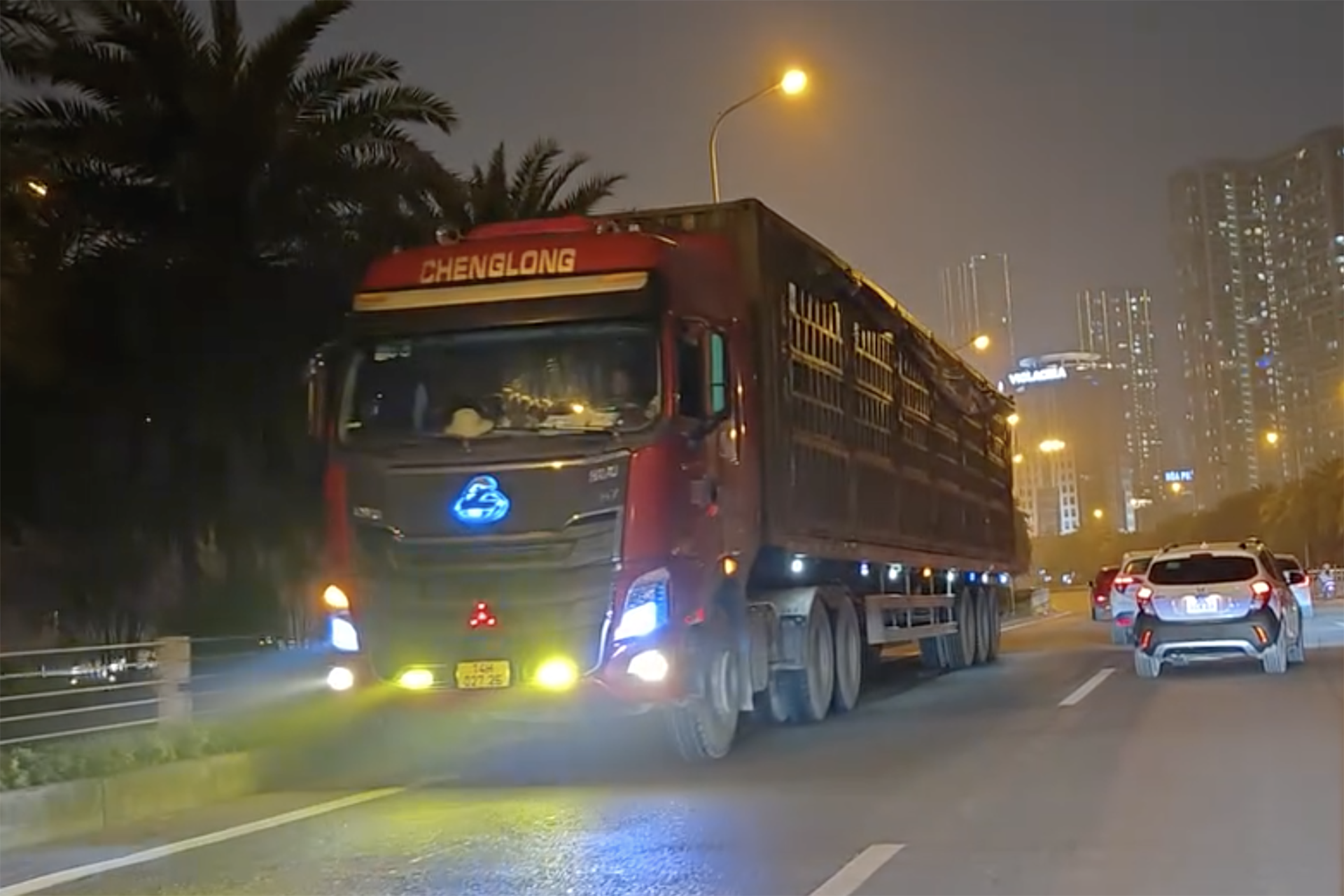 Can canh tai xe xe dau keo di nguoc chieu bi phat 19 trieu dong hinh anh