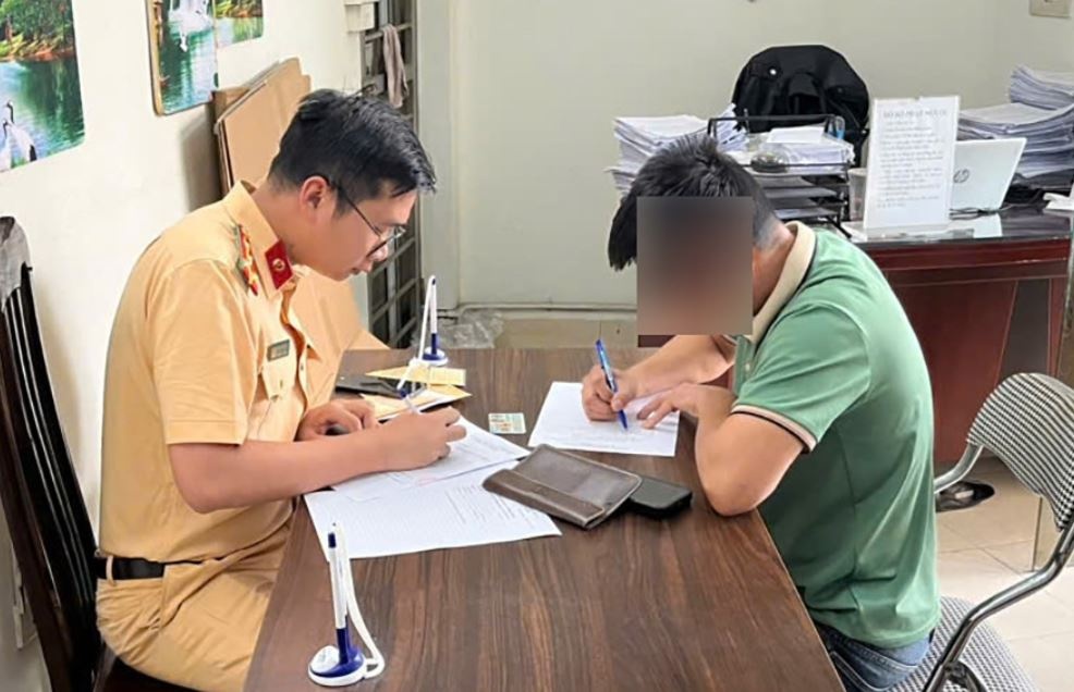 Ly do kho chap nhan cua tai xe oto bi phat 19 trieu dong hinh anh