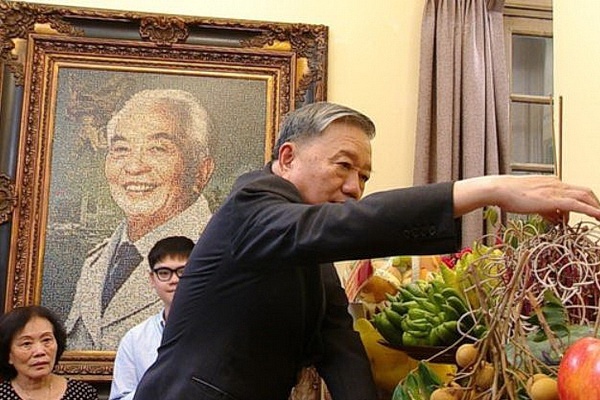 Tong Bi thu dang huong tuong nho hai vi Dai tuong hinh anh