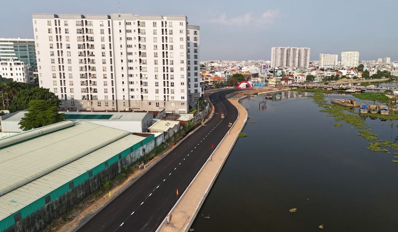 TP.HCM thong xe 6 doan duong doc kenh Tham Luong dip le 30/4 hinh anh