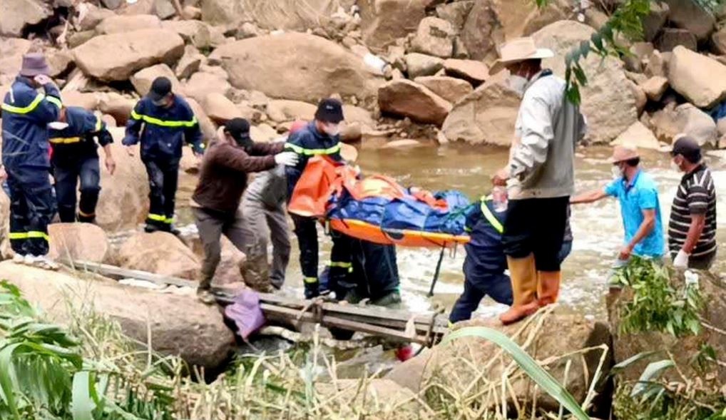 Tim thay cu ong o Da Lat sau 7 ngay bi nuoc cuon hinh anh