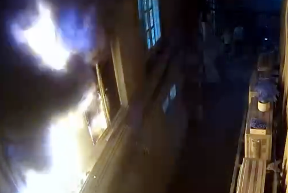 Camera ghi lai 2 phut lua bao trum can nha khien 3 nguoi chet o Ha Noi hinh anh