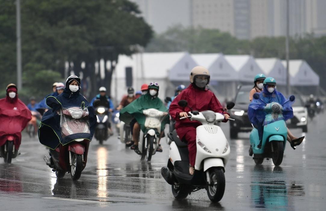 Mien Bac mua to cuc bo vao chieu va dem hinh anh