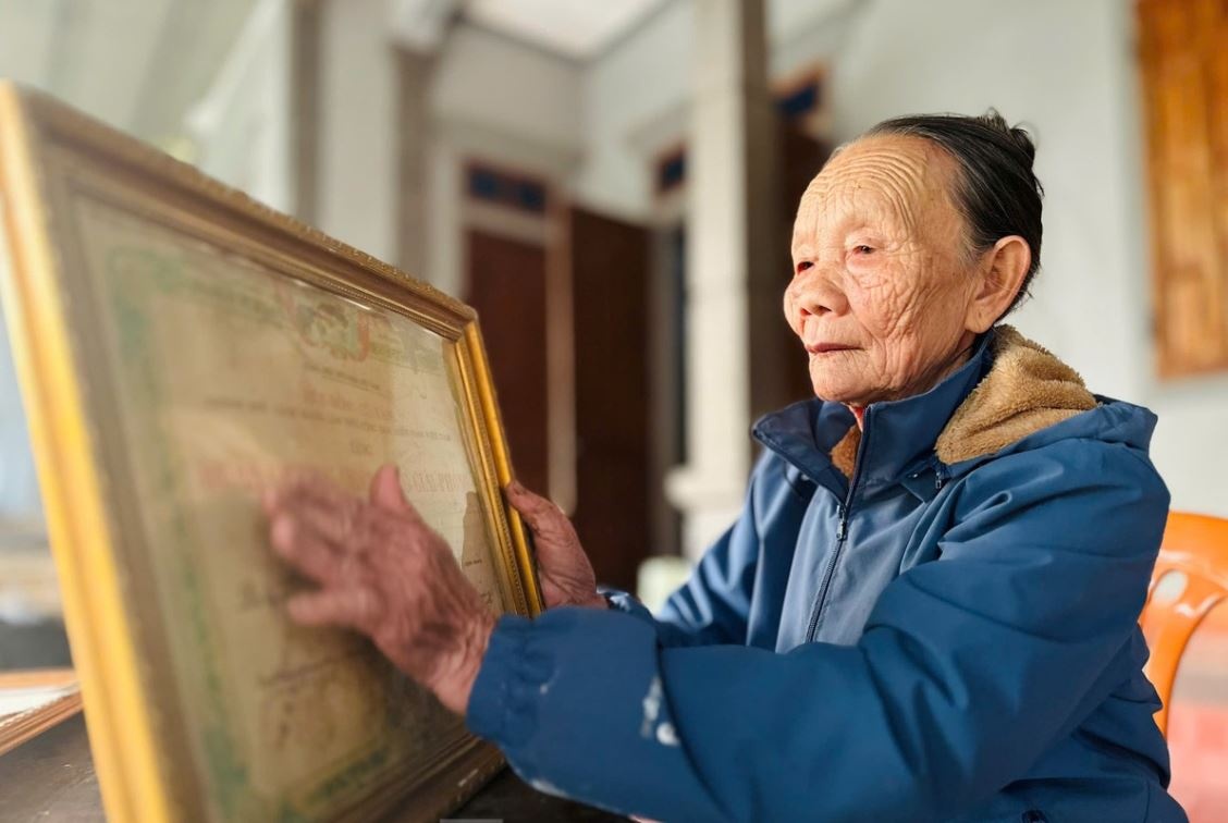 Nguoi vo 50 nam tho chong va buc thu gui ve tu chien tran hinh anh