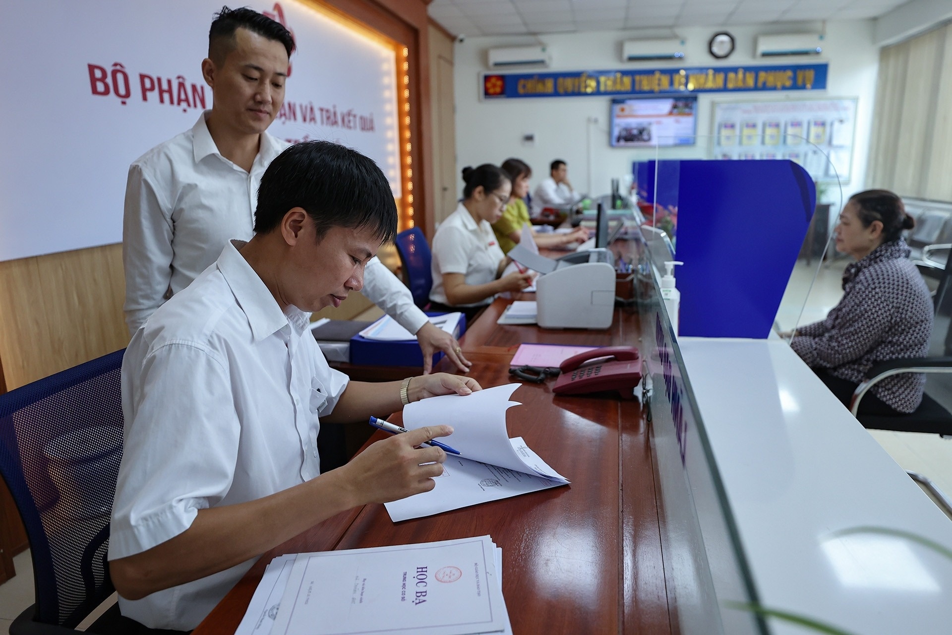 Lanh dao cap huyen duoc uu tien ve lam lanh dao xa, phuong moi hinh anh