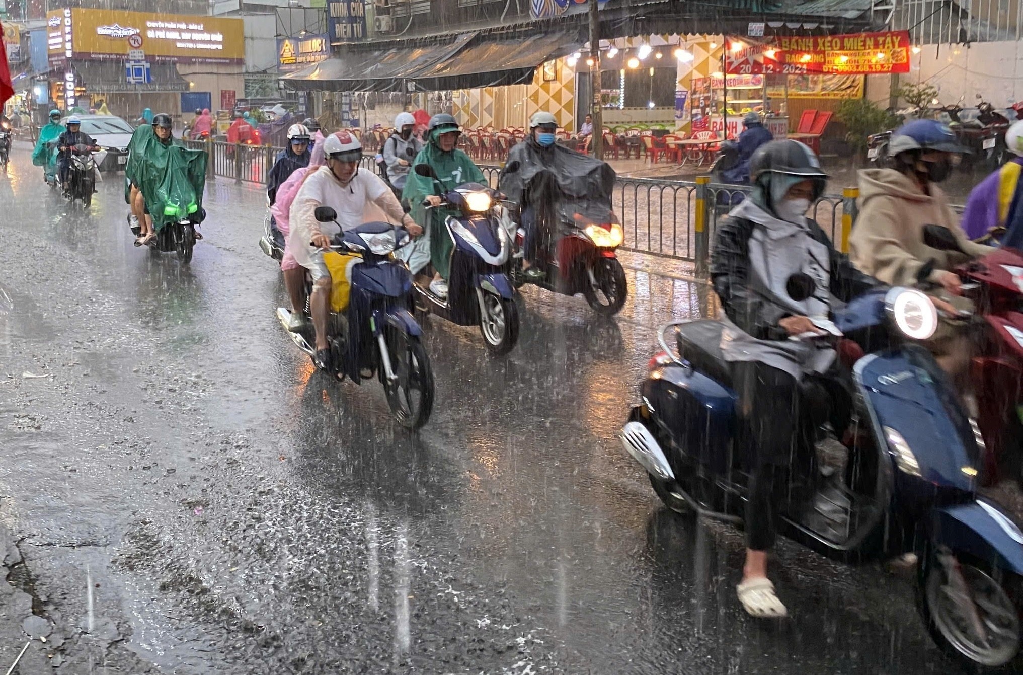 TP.HCM sap mua lon dien rong, gay ngap nhieu noi hinh anh