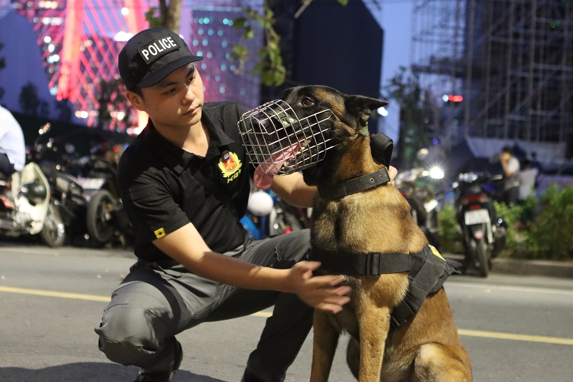 Tro thu dac biet cua canh ve o phong VIP dip le 30/4 hinh anh