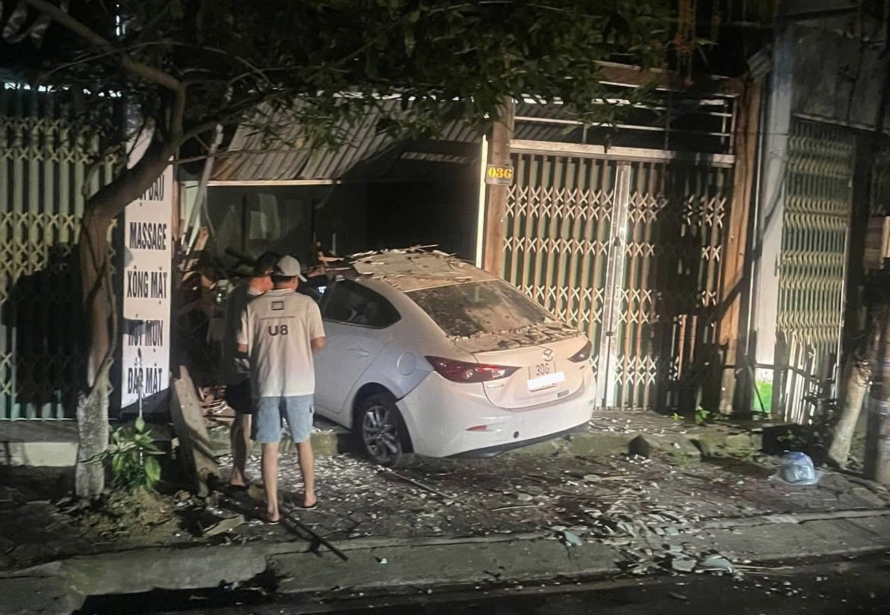 Xe Mazda va xe Lexus anh 1