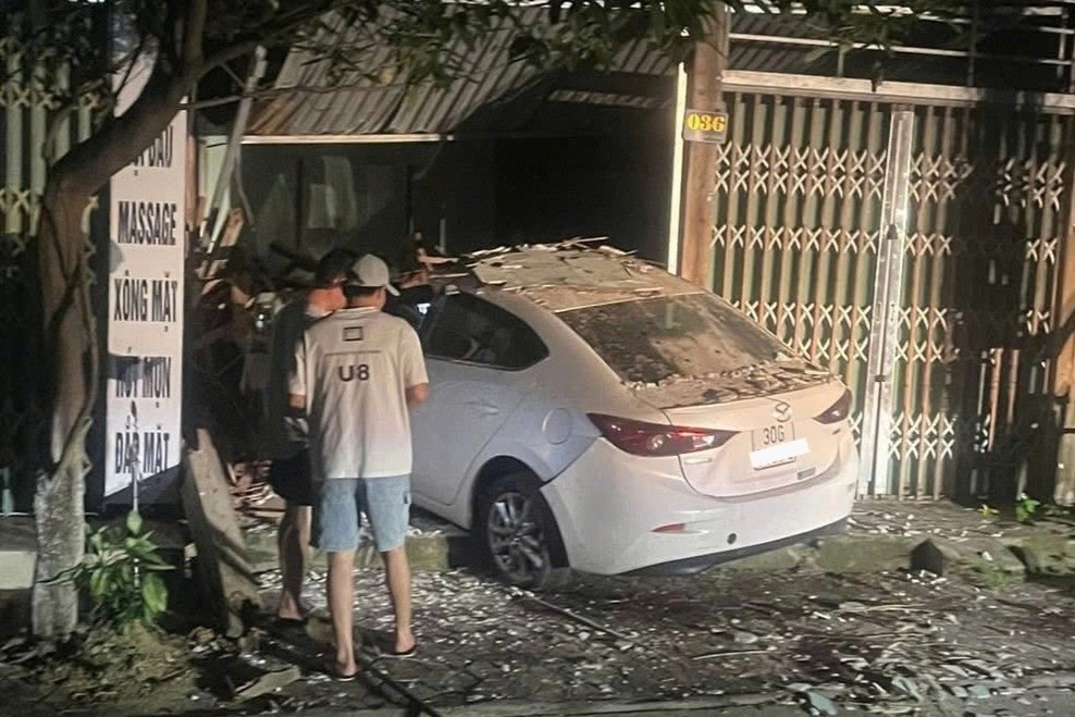 Tai xe xe Mazda va cham xe Lexus roi huc vao nha dan hinh anh