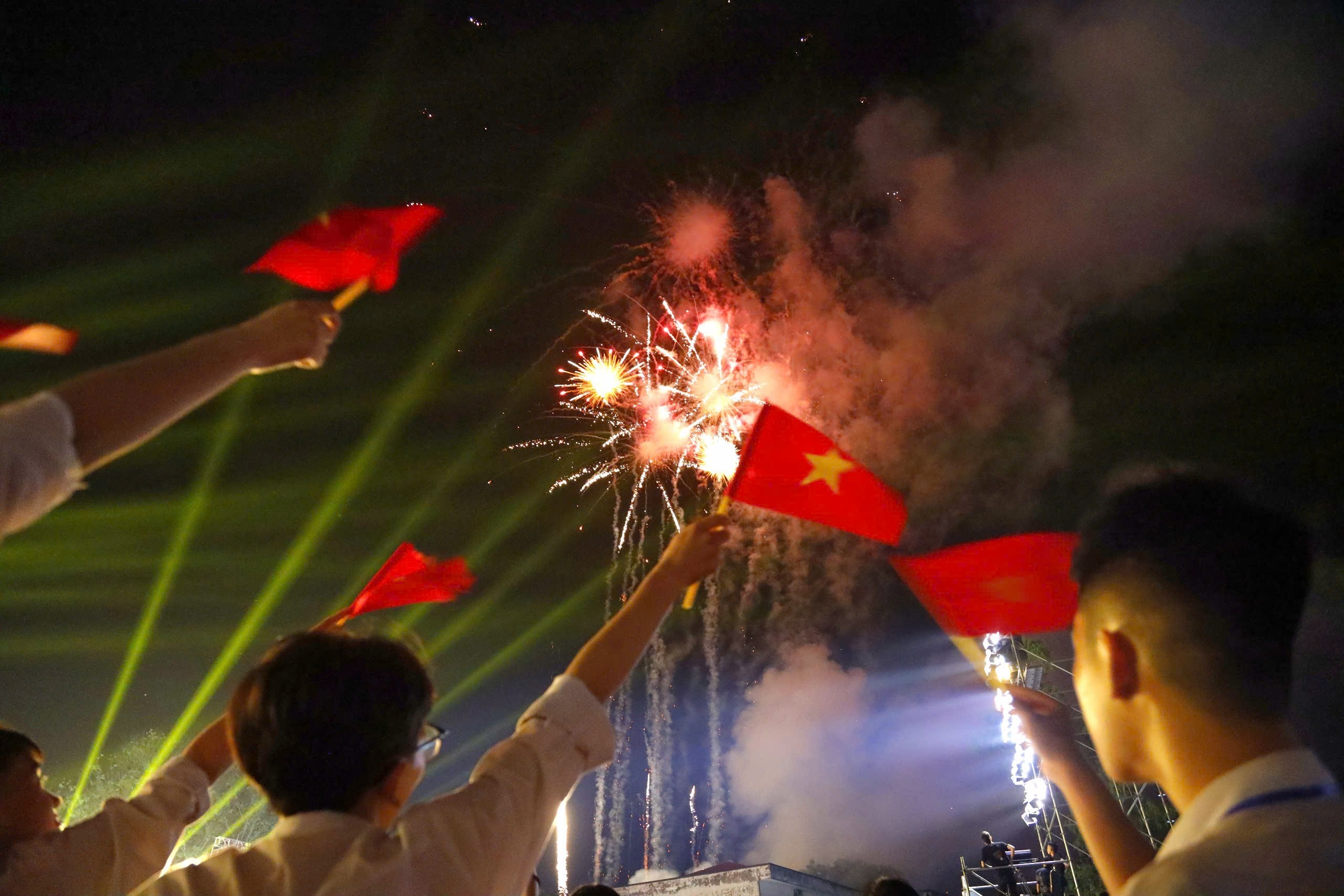 Phao hoa ruc ro tai khai mac Le hoi Lang Sen nam 2025 hinh anh