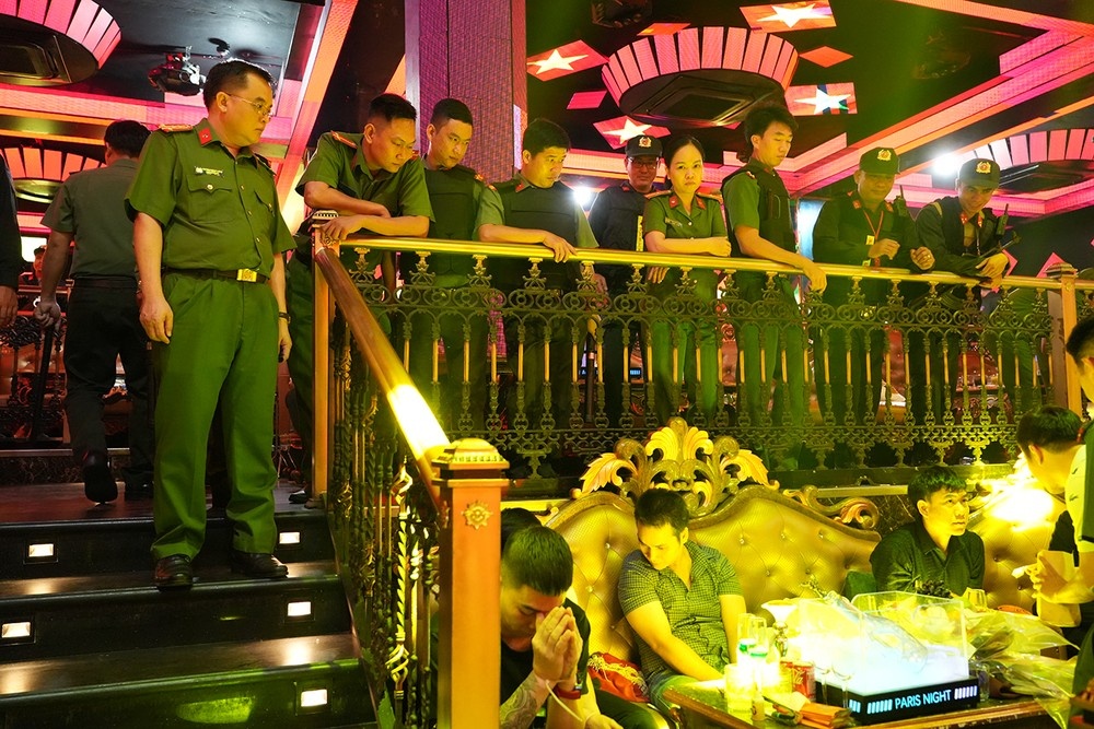 Dot kich Paris Night Club anh 1