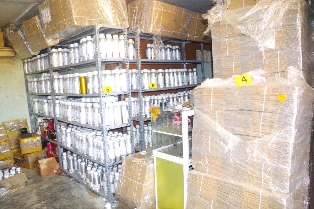 Ben trong co so san xuat nuoc hoa gia ‘Made in Dubai’ hinh anh