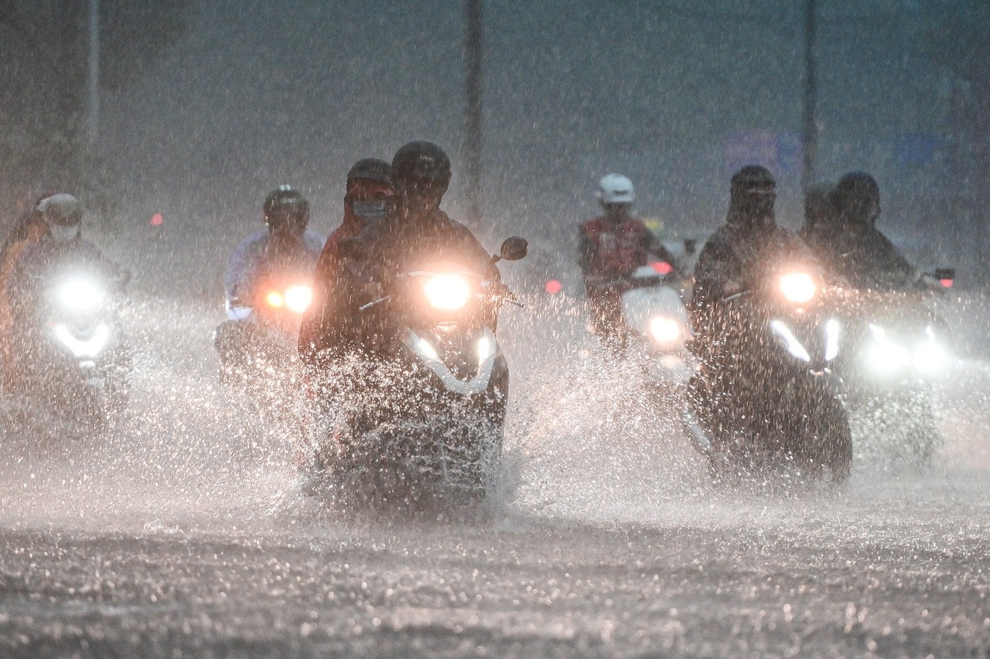 TP.HCM kha nang xuat hien mua giong cuc doan vao chieu toi hinh anh