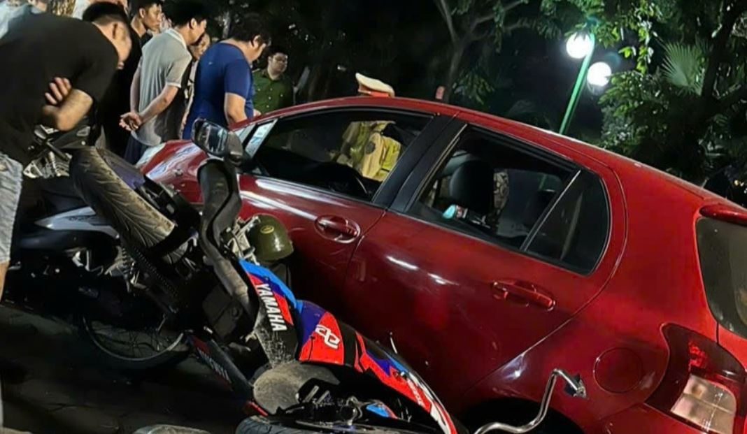 Tai xe oto tong lien hoan 6 xe may doi mat nhung toi danh nao? hinh anh