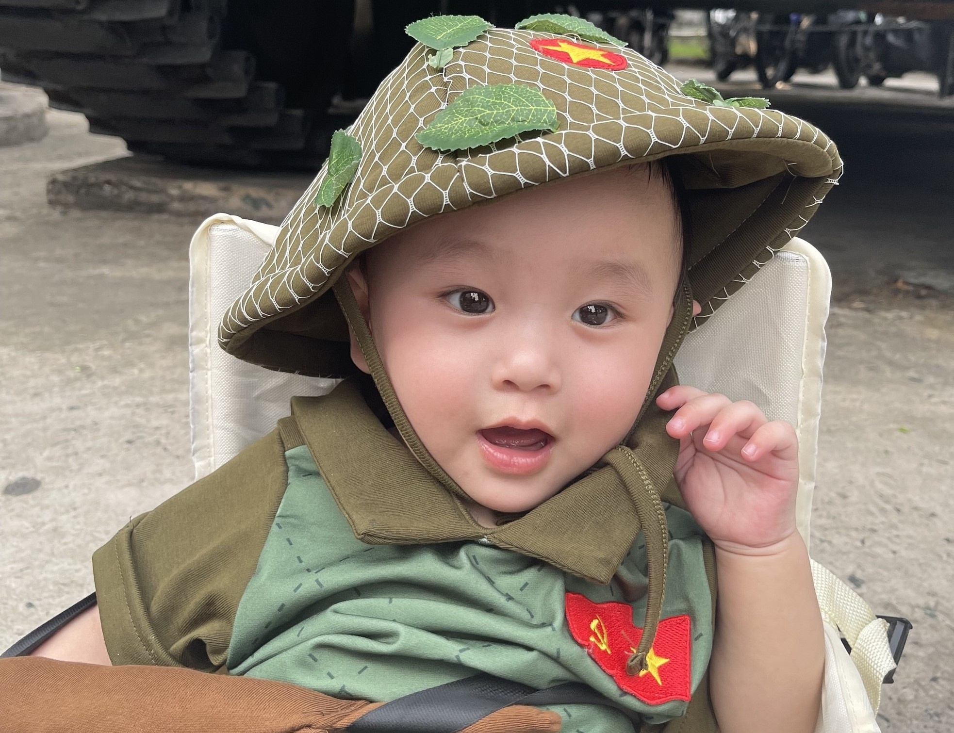 Hinh anh dang yeu cua em be 8 thang tuoi duoc di choi le 30/4 hinh anh