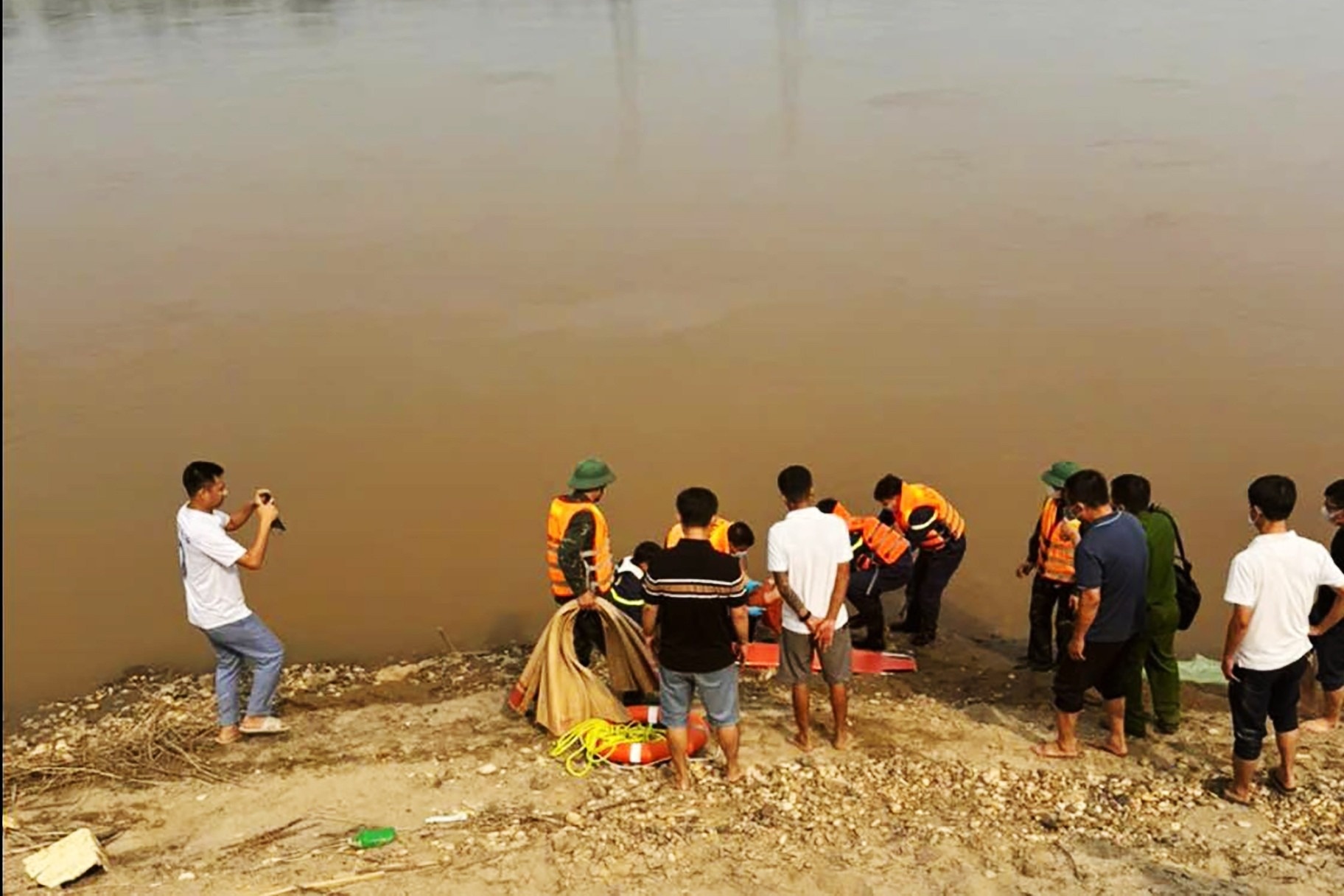 Phat hien thi the tren song co giay to ghi ten Tran Van Luyen hinh anh