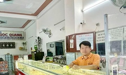 Nguoi phu nu suyt 'sap bay' lua dao vi tin goi qua 800 trieu USD hinh anh
