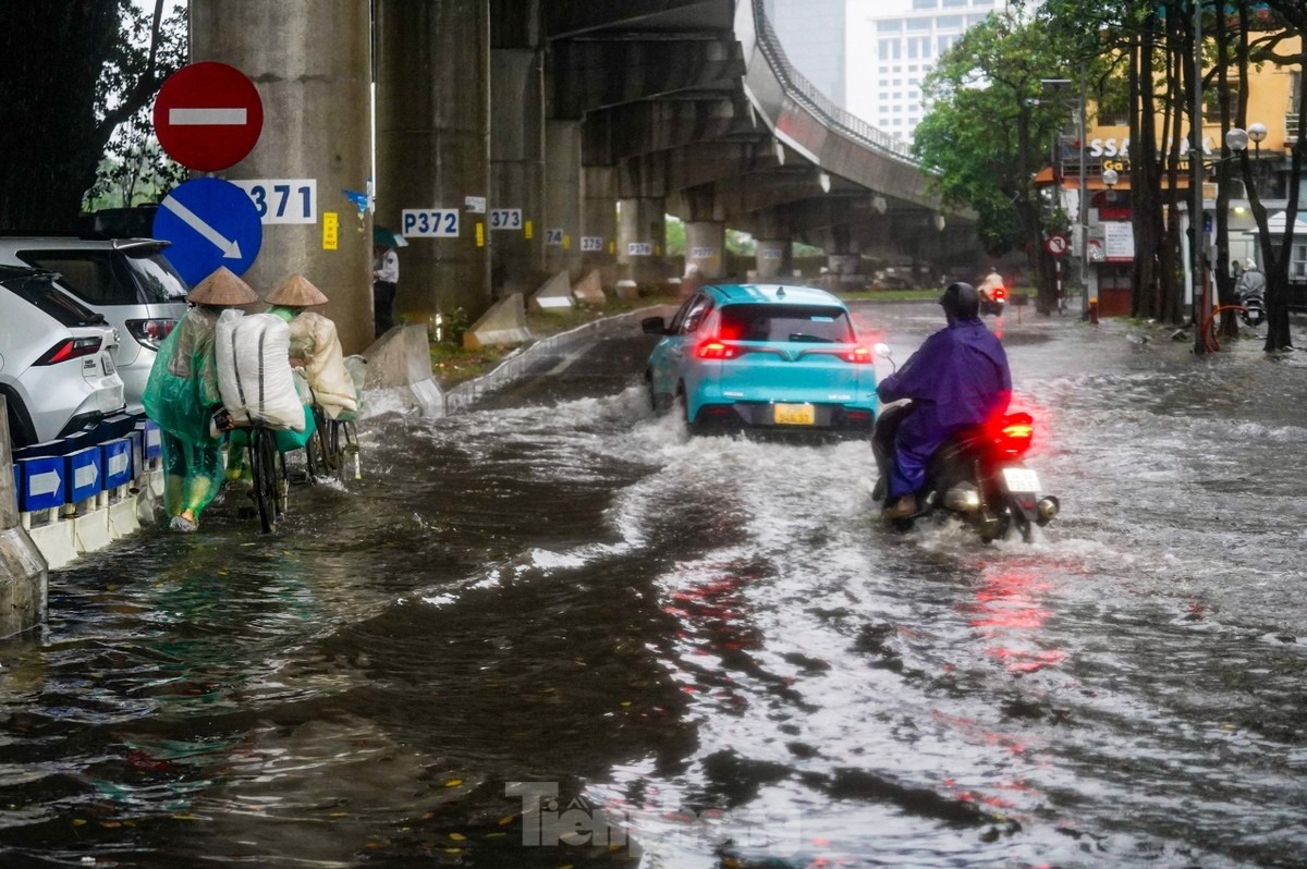 Ha Noi ngap sau sau con mua lon ngay thu 2 nghi le hinh anh