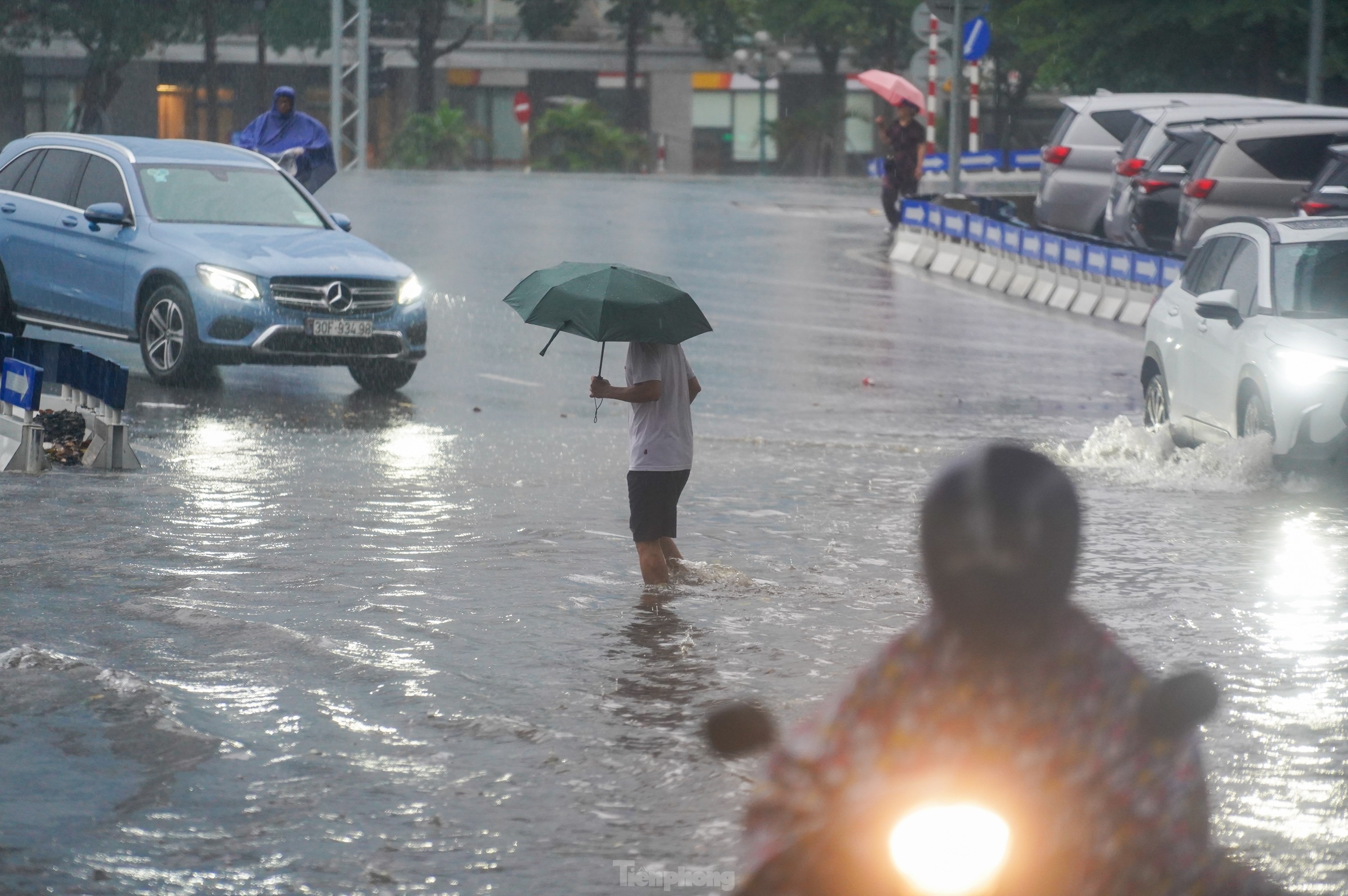 Mua nhu trut nuoc, nhieu tuyen duong o Ha Noi ngap sau hinh anh