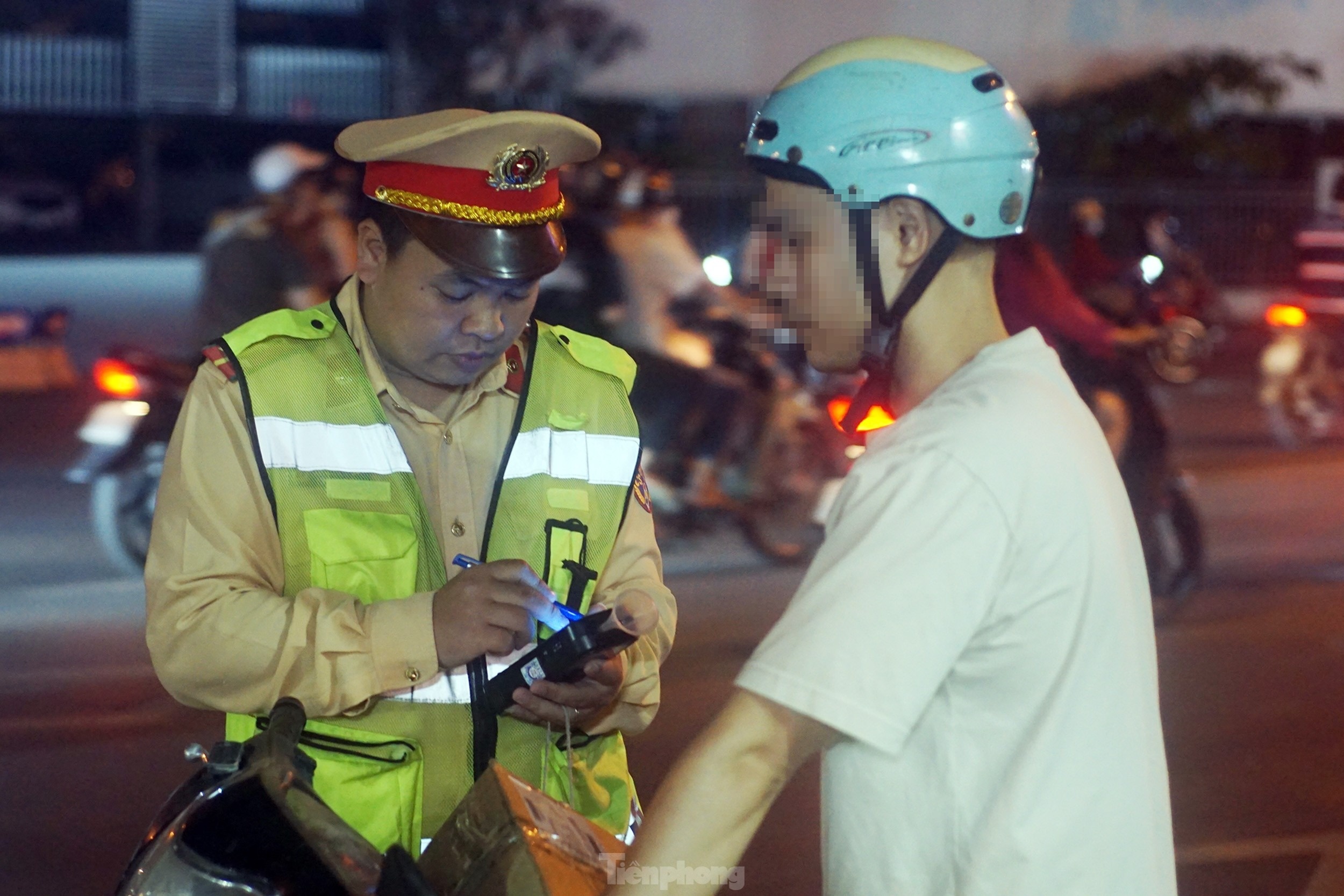 Uong 4 coc bia xong di giao hang cho vo, tai xe xe may bi phat nang hinh anh