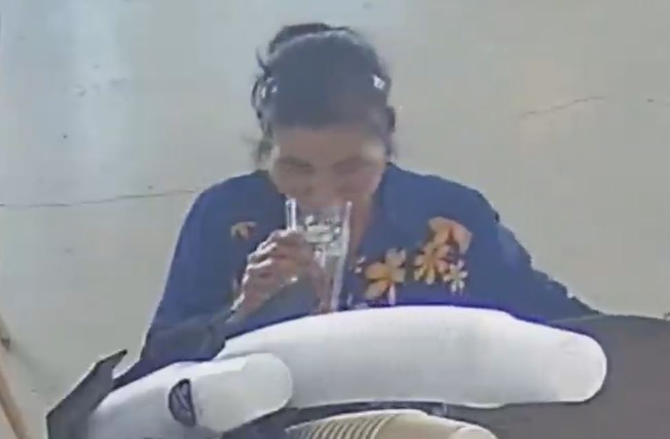 Nguoi phu nu xin nuoc uong roi tien tay trom cai ban cua quan ca phe hinh anh