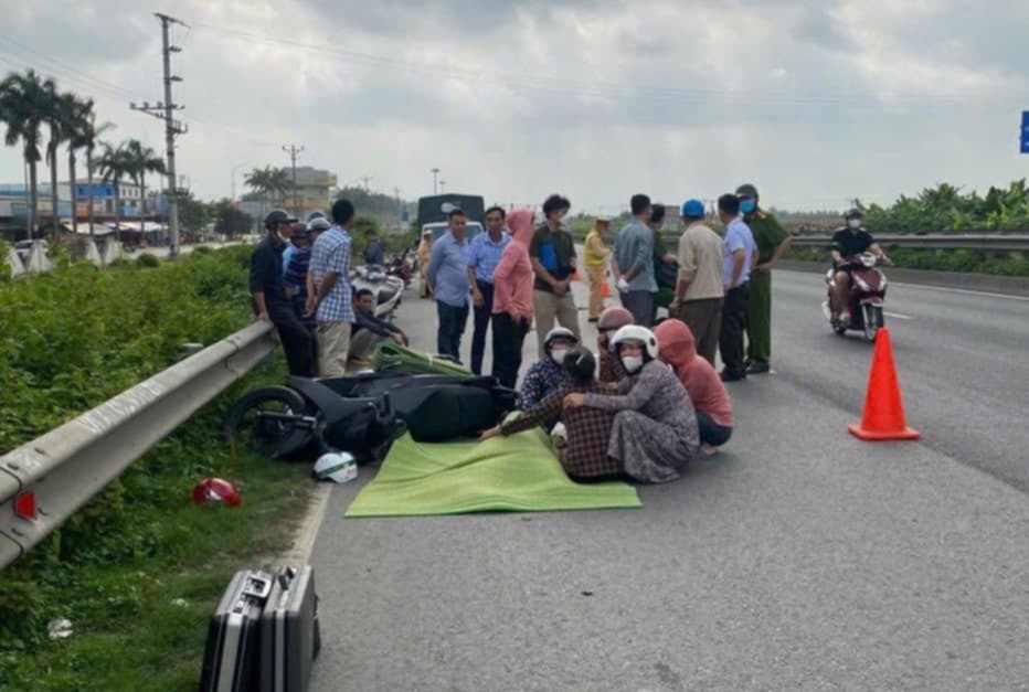 Con gai tu vong container anh 1