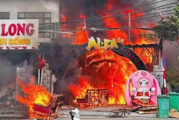 Lua cuon cuon bao trum quan pub o Hai Phong hinh anh