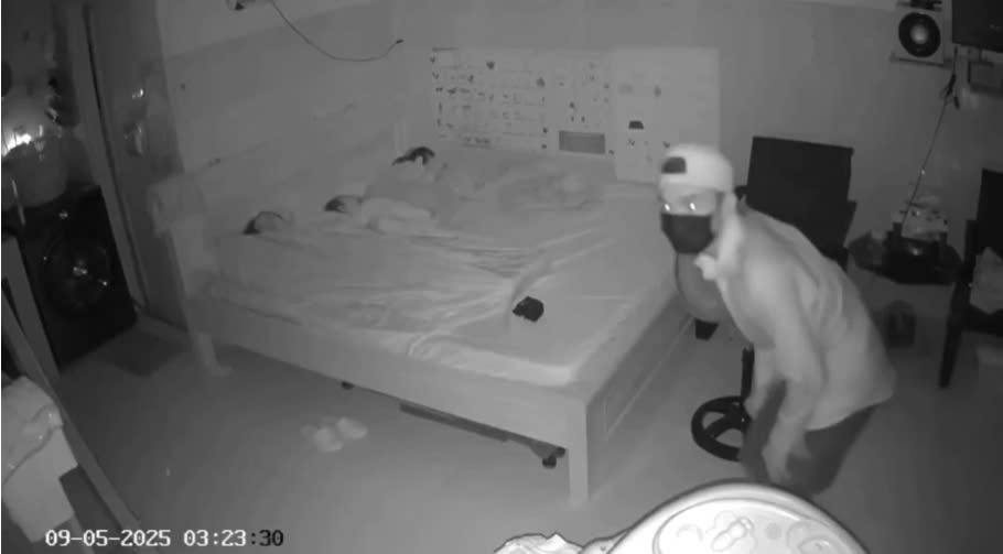 Clip trom dot nhap giua dem, lay trom do trong phong 3 me con dang ngu hinh anh