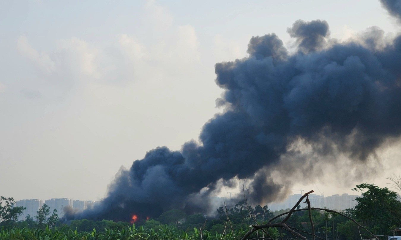 Clip chay o Nam Tu Liem, khoi boc len den kit hinh anh