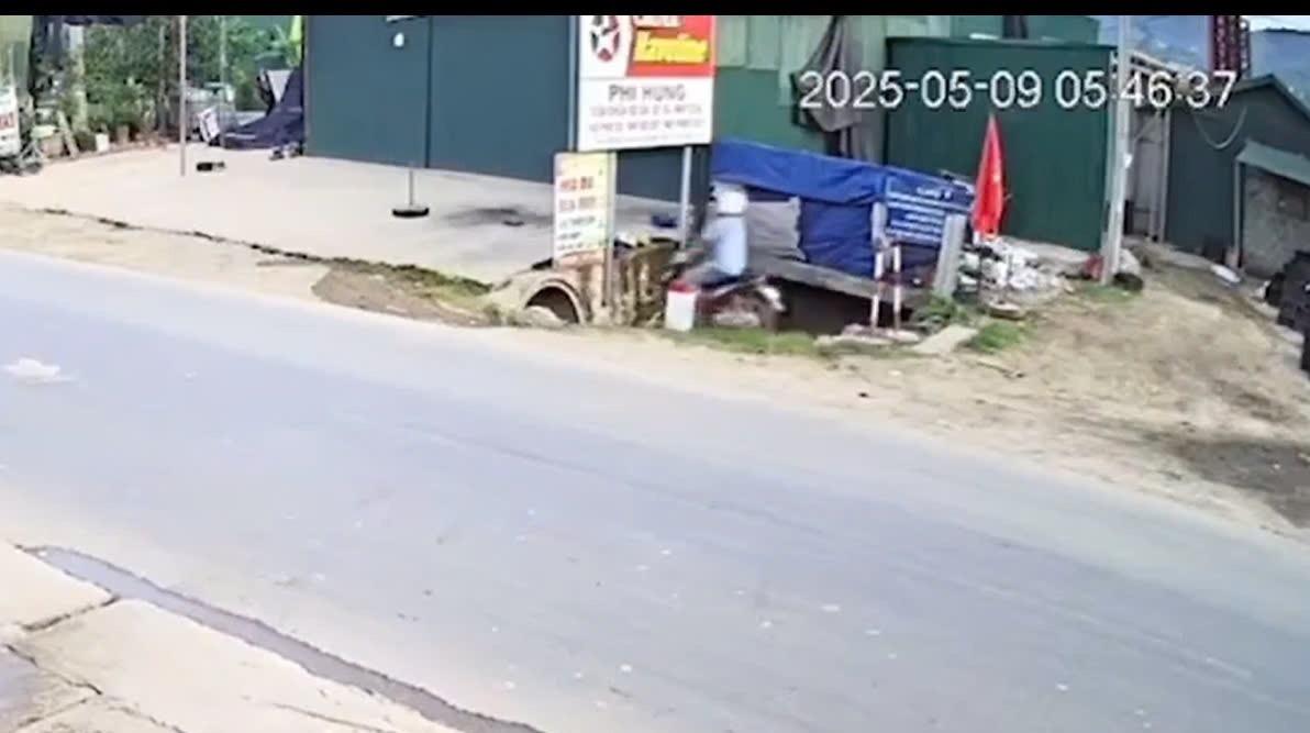 Video nguoi dan ong lao xe vao cong nuoc hinh anh