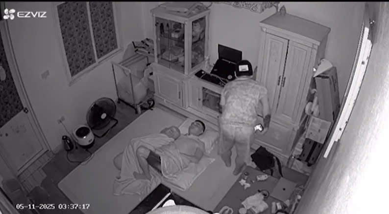 Video trom 'khoang' do ngay canh giuong gia chu dang ngu hinh anh