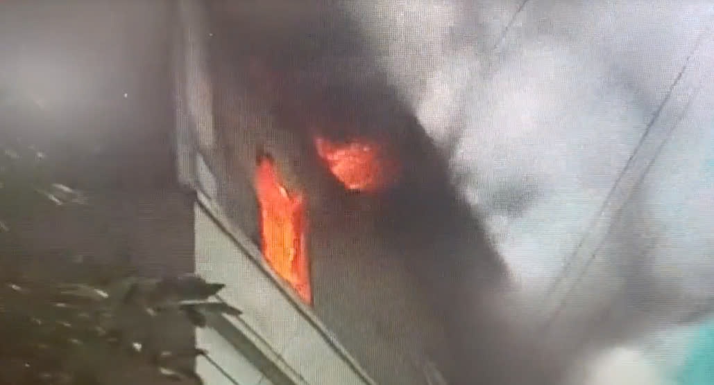 Lua chay o ngoi nha tai Cau Giay, Ha Noi hinh anh