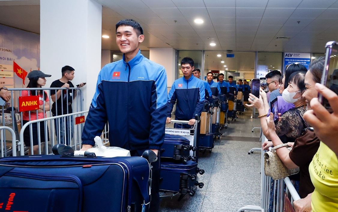 68 quan nhan duyet binh tu Nga ve Viet Nam trong vong tay nguoi than hinh anh