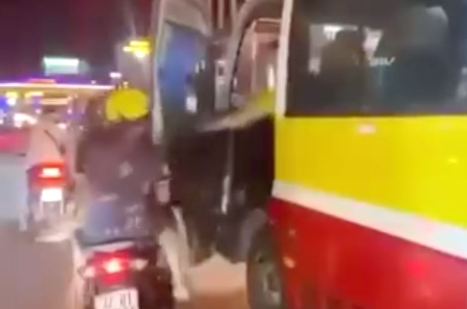Xe bus mo cua anh 1
