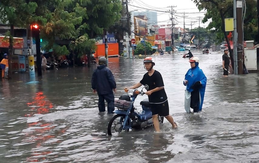 TP.HCM hung tran mua lon nhat tu dau nam: Chuyen gia ly giai hinh anh