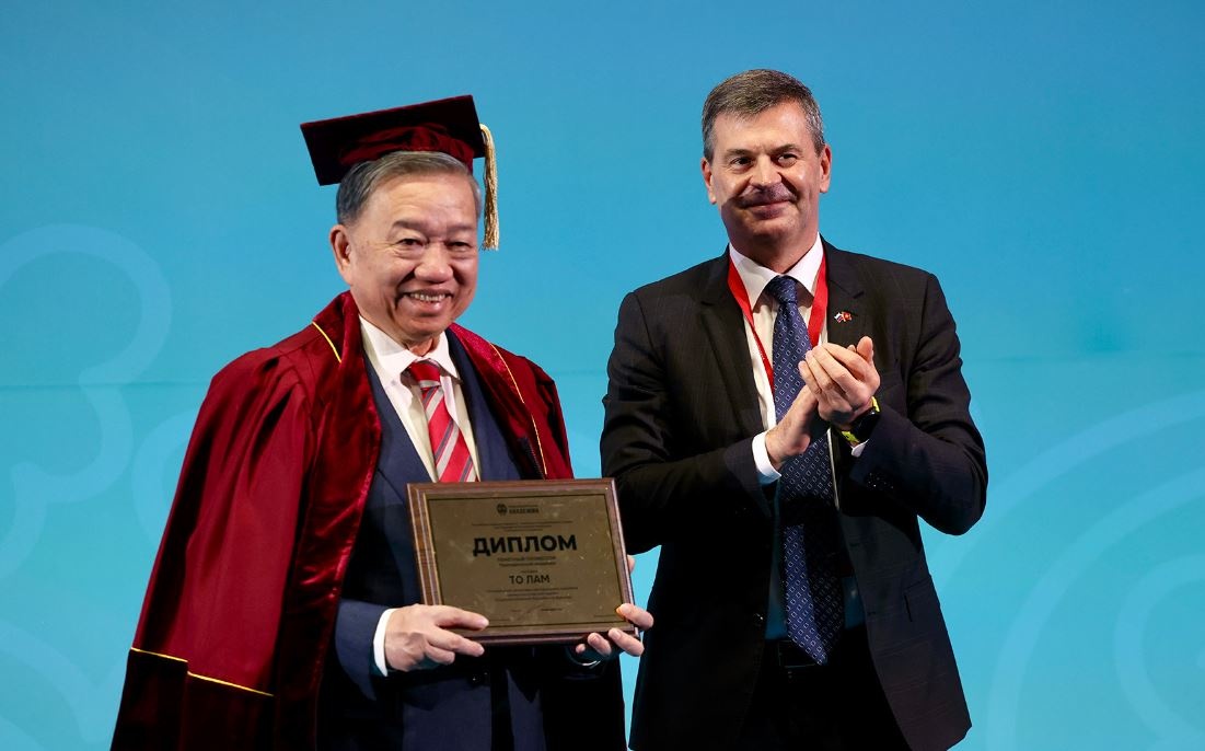 Tong Bi thu nhan danh hieu Giao su danh du cua Hoc vien Tong thong hinh anh